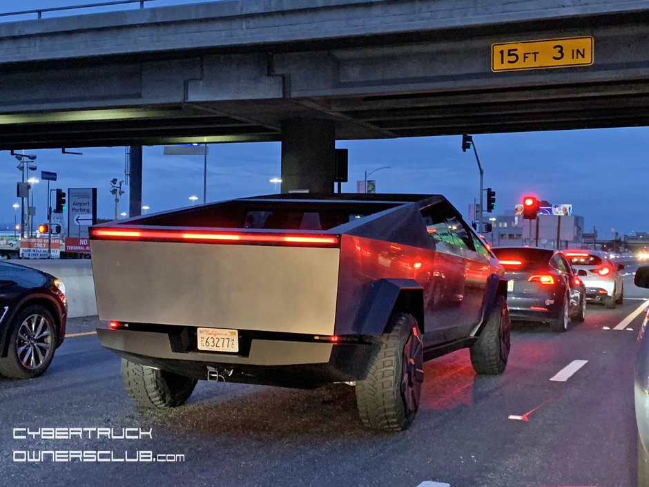 Tesla Cybertruck in trafic