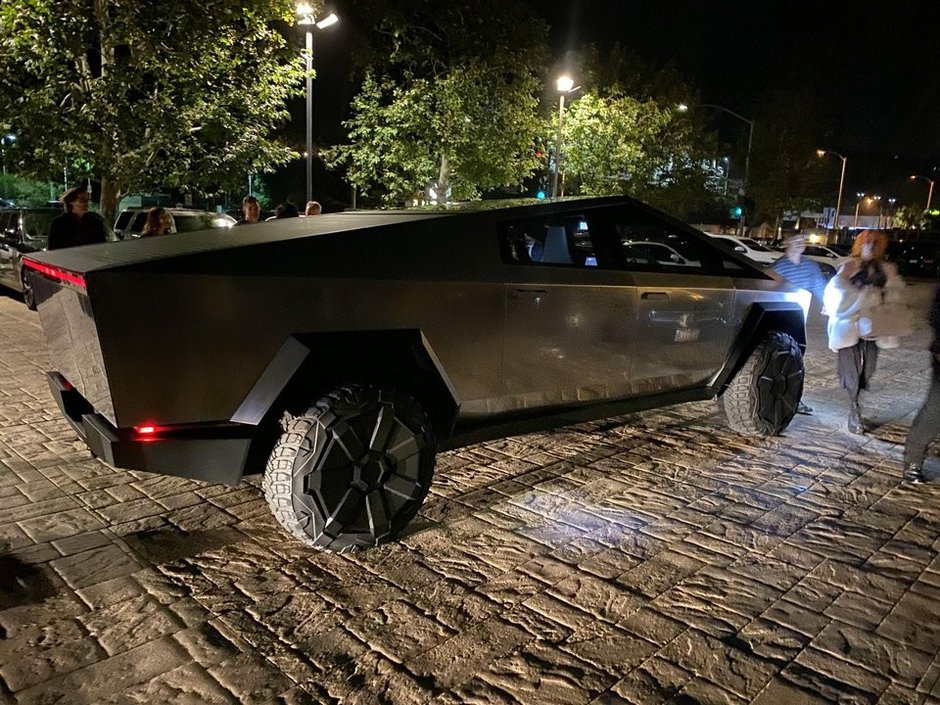 Tesla Cybertruck in trafic