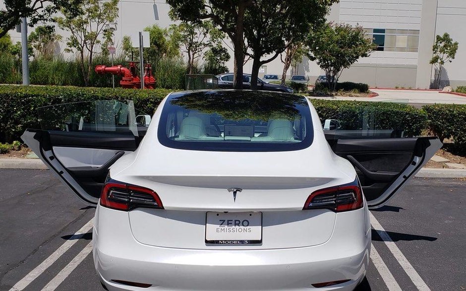 Tesla Model 3 cu portiera gresita