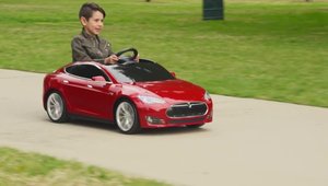 Tesla Model S care costa 499 de dolari este electrica si are o autonomie de 20 de minute