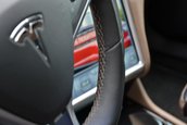Tesla Model S cu interior de BMW