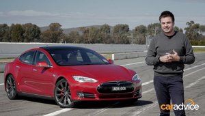 Tesla Model S da de pamant cu o masina de curse din V8 Supercars