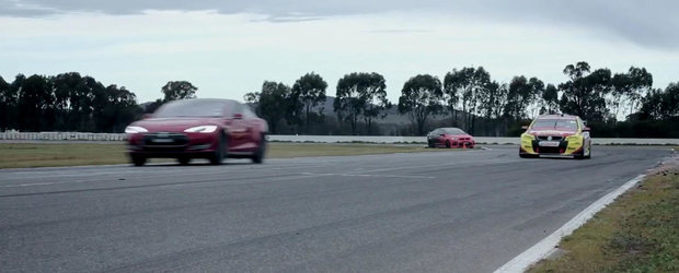 Tesla Model S da de pamant cu o masina de curse din V8 Supercars