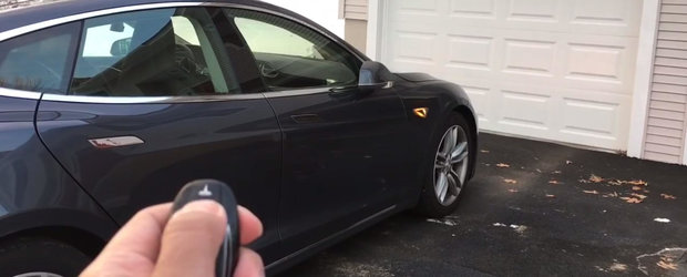Tesla Model S o ia pe urmele BMWului Seria 7: se parcheaza singura, din telecomanda