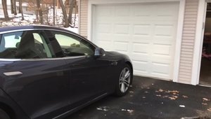 Tesla Model S o ia pe urmele BMWului Seria 7: se parcheaza singura, din telecomanda