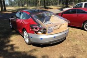 Tesla Model S reparata cu lemn