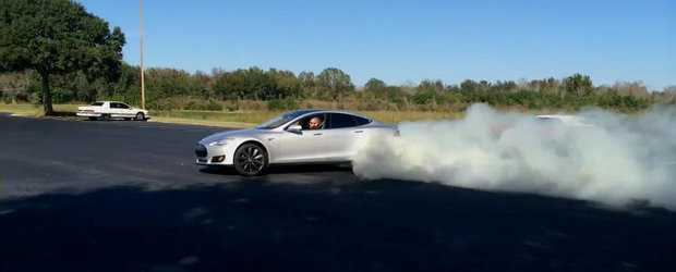 Tesla Model S vs Pontiac Firebird '68: Care se descurca mai bine la burnout?