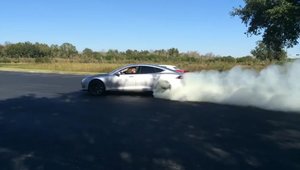 Tesla Model S vs Pontiac Firebird '68: Care se descurca mai bine la burnout?