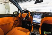 Tesla Model X cu interior portocaliu