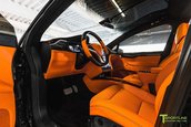 Tesla Model X cu interior portocaliu