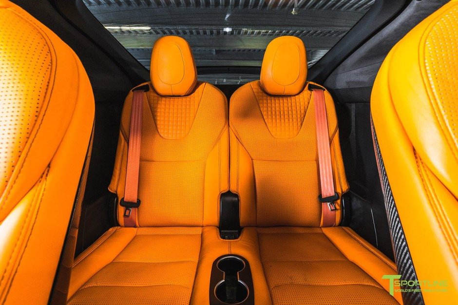 Tesla Model X cu interior portocaliu