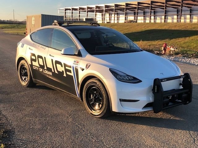 Tesla Model Y de politie