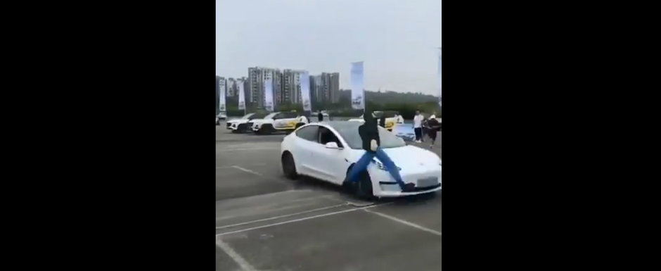 Tesla pe lista rusinii. Un Model 3 esueaza lamentabil si ia in plin un manechin de teste Tesla pe lista rusinii. Un Model 3 esueaza lamentabil si ia in plin un manechin de teste