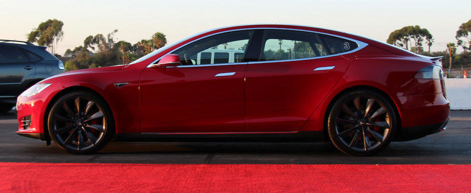 Tesla prezinta Model S P85D, un sedan electric cu 691 CP si tractiune integrala Tesla prezinta Model S P85D, un sedan electric cu 691 CP si tractiune integrala