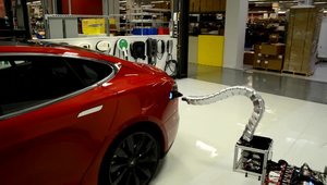 Tesla prezinta "Sarpele de Fier" pentru incarcare automata a masinii