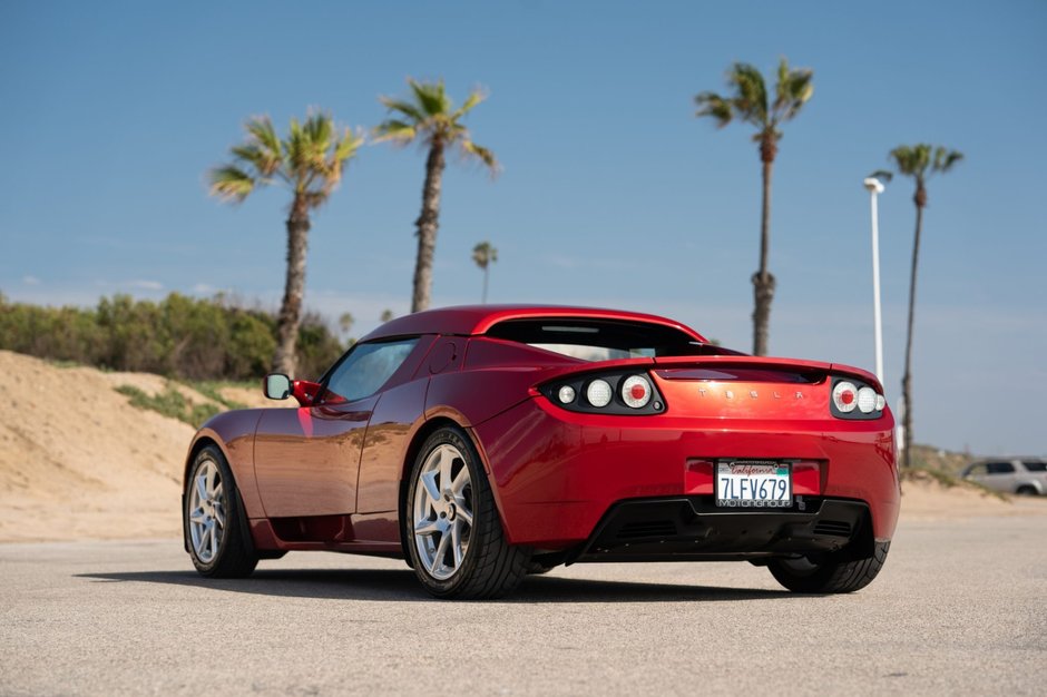 Tesla Roadster 2.5 cu 18.637 de kilometri la bord