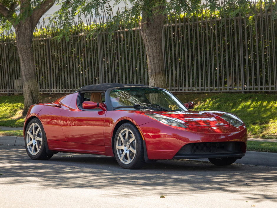 Tesla Roadster cu 1.506 kilometri la bord