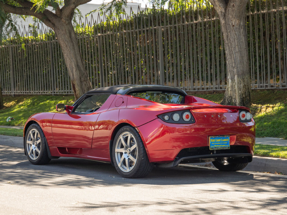 Tesla Roadster cu 1.506 kilometri la bord