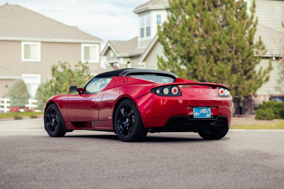 Tesla Roadster cu 2.121 de kilometri