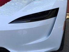 Tesla Roadster pe alb