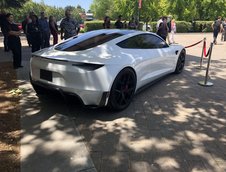 Tesla Roadster pe alb