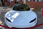 Tesla Roadster pe alb