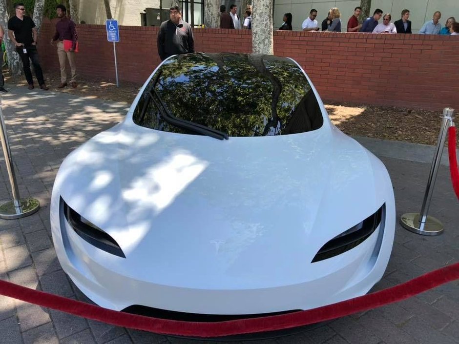 Tesla Roadster pe alb