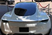 Tesla Roadster pe alb