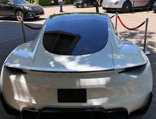 Tesla Roadster pe alb