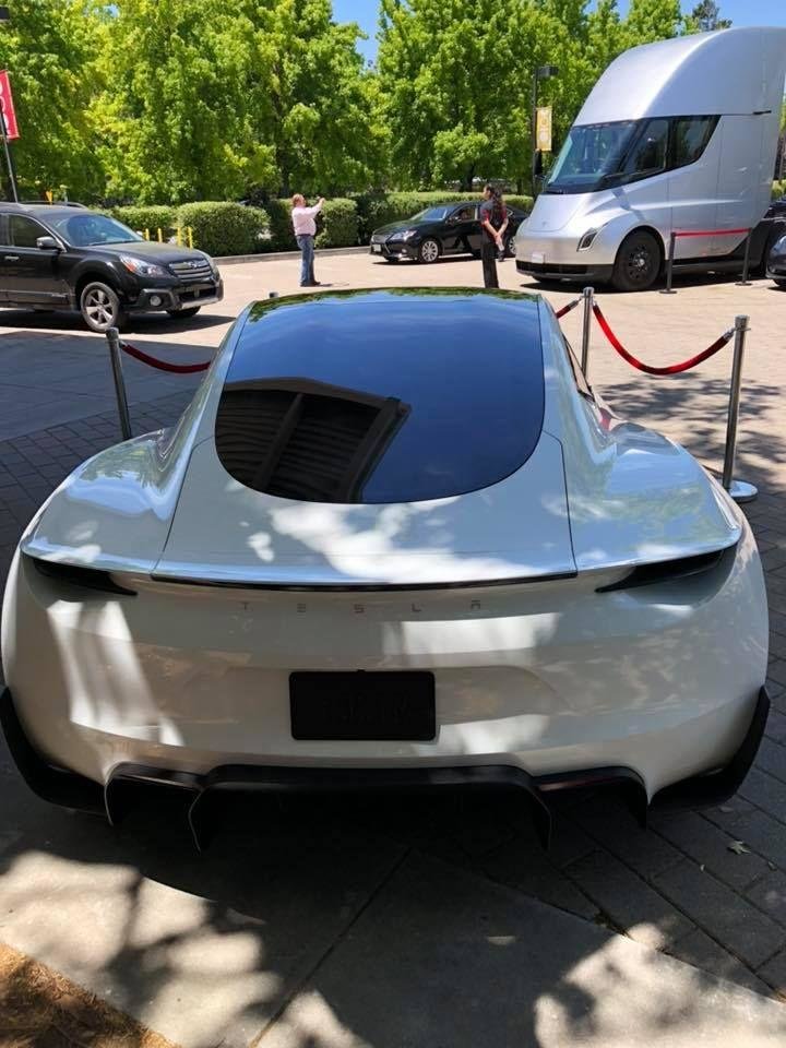 Tesla Roadster pe alb