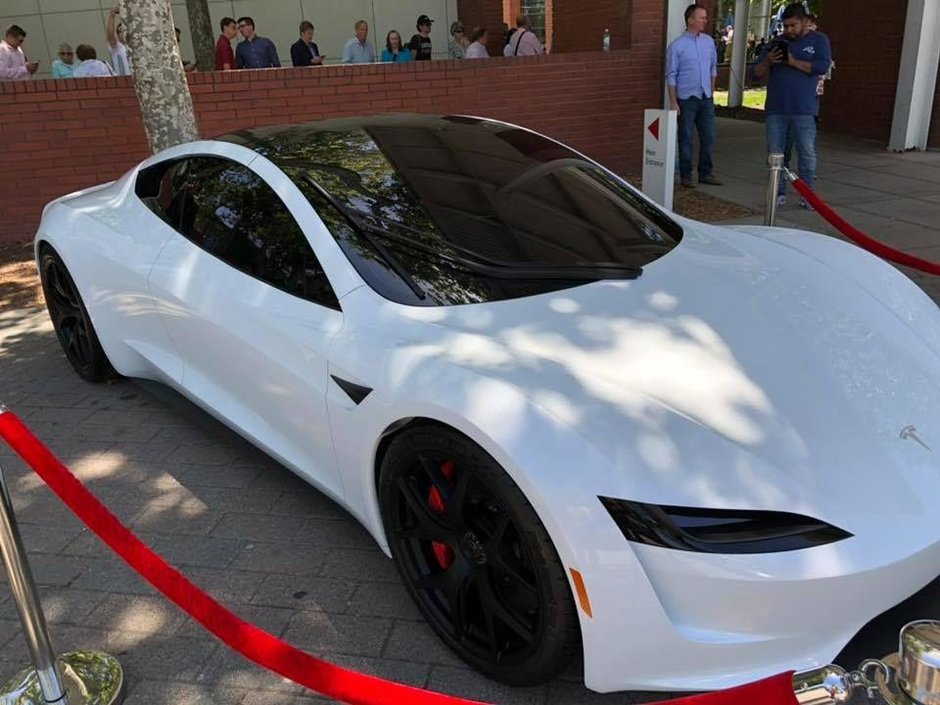 Tesla Roadster pe alb