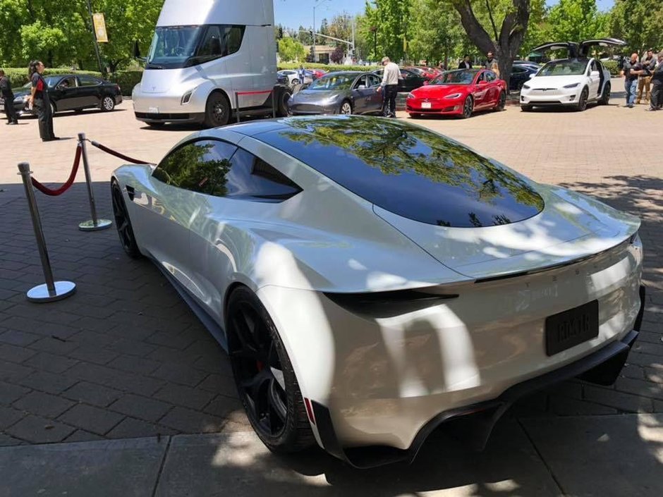 Tesla Roadster pe alb