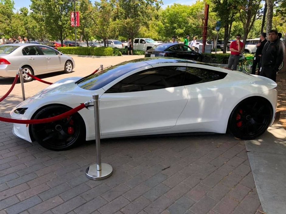 Tesla Roadster pe alb