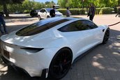 Tesla Roadster pe alb