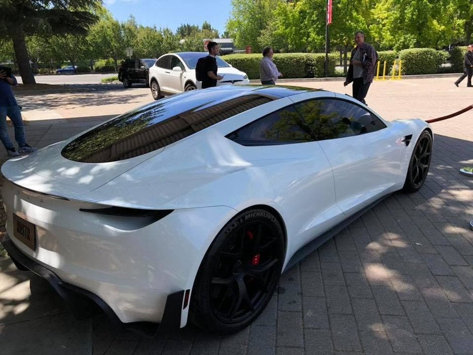 Tesla Roadster pe alb