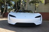 Tesla Roadster pe alb