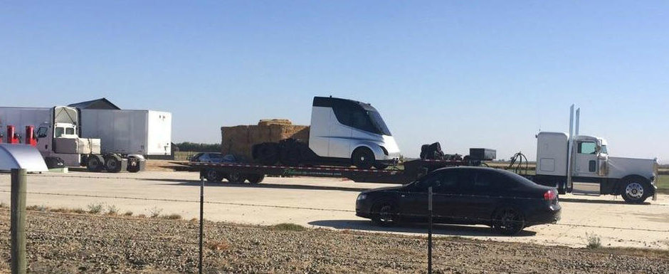 TESLA socheaza lumea din nou. Compania americana lanseaza luna aceasta un... cap tractor complet electric TESLA socheaza lumea din nou. Compania americana lanseaza luna aceasta un... cap tractor complet electric