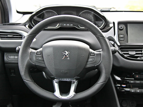 Test Drive Peugeot 208 HDi: ce inseamna o masina completa