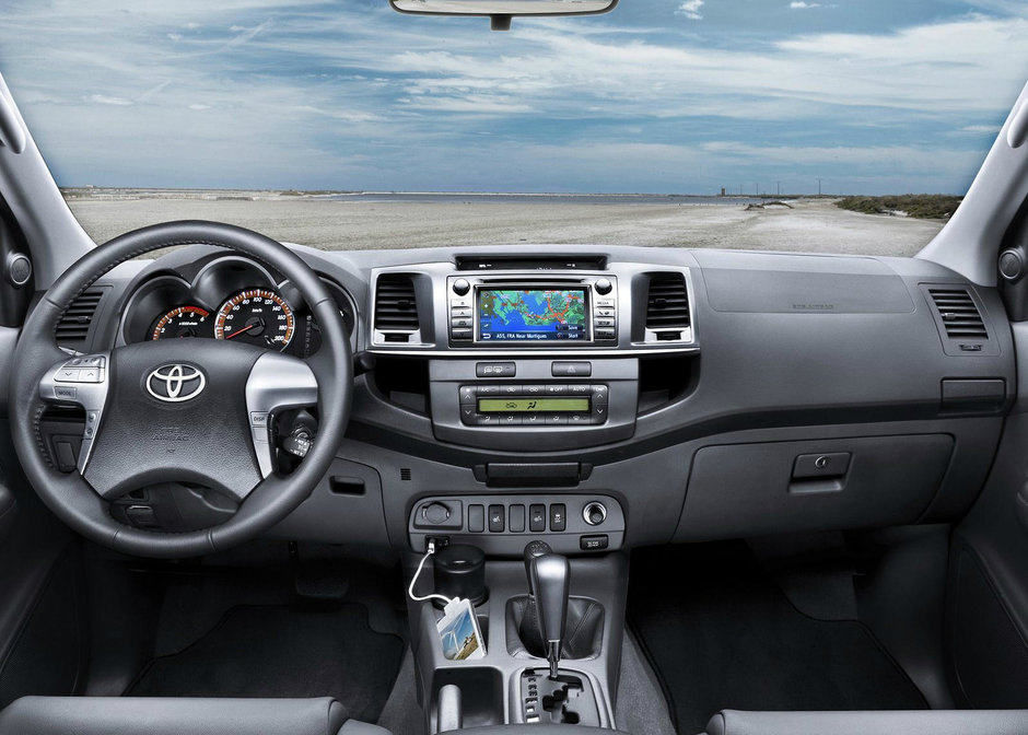 Test Drive Toyota Hilux: viata fara limite si reguli