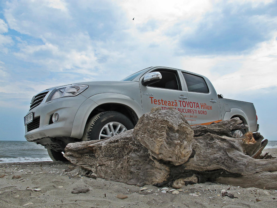 Test Drive Toyota Hilux: viata fara limite si reguli