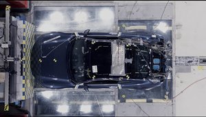 TESTUL pe care Euro NCAP nu il va face niciodata: Cum rezista la impact o masina cu caroserie din carbon