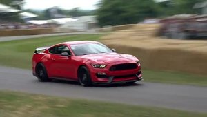 The Stig conduce zgomotosul Ford Mustang GT350R la Goodwood