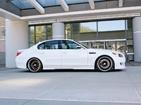Click image for larger version

Name:	epcp_0804_05_z+2006_bmw_m5+side_view.jpg
Views:	37
Size:	64.5 KB
ID:	2303160