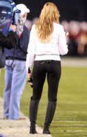 Click image for larger version

Name:	erin-andrews-tight-ass-black-pants-05.png
Views:	660
Size:	663.2 KB
ID:	1778692