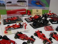 Click image for larger version

Name:	ferrari-formula-one-model-cars-1-18-scale-on-display.JPG
Views:	50
Size:	385.9 KB
ID:	1903076