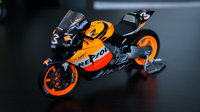 Click image for larger version

Name:	Max Biaggi - 2005 - Honda RC211V - Picture 3.JPG
Views:	11
Size:	3.03 MB
ID:	3180425