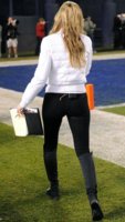 Click image for larger version

Name:	erin-andrews-tight-ass-black-pants-04.png
Views:	377
Size:	610.3 KB
ID:	1778691