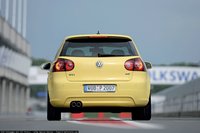 Click image for larger version

Name:	2008-Volkswagen-Golf-GTI-Pirelli-227hp-Special-Edition-E-full[1].jpg
Views:	62
Size:	325.0 KB
ID:	510032