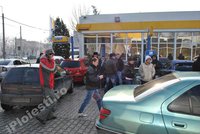 Click image for larger version

Name:	protest-scumpire-benzina-petrom-ploiesti-6.jpg
Views:	83
Size:	113.7 KB
ID:	1801195