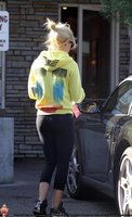 Click image for larger version

Name:	ashley-tisdale-ass-tight-pants-yellow-sweatshirt-01.jpg
Views:	445
Size:	561.6 KB
ID:	1778687